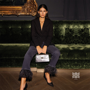 festlich gekleidet mit Riani